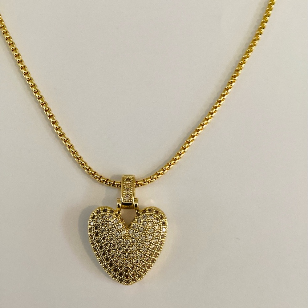 Beautiful gold, plated, heart necklace surrounded bye diamond stone any occasion
